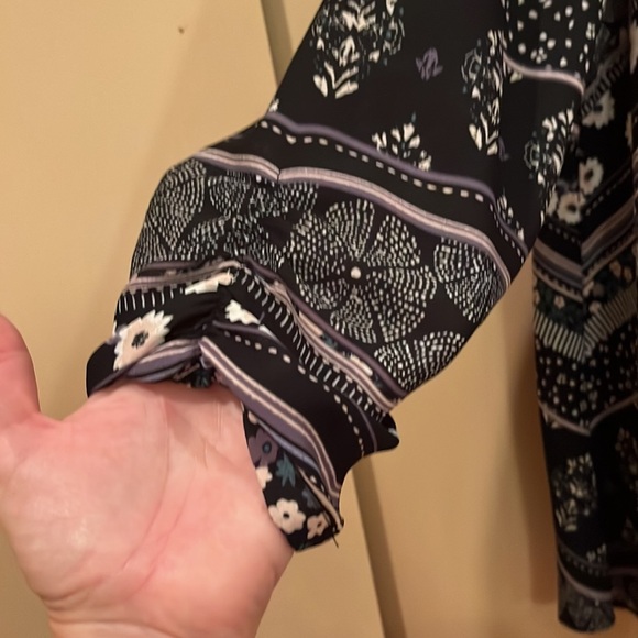 Style & Co ladies blouse, 3/4 gathered sleeve, a line flowing hem, black pattern - Picture 3 of 8